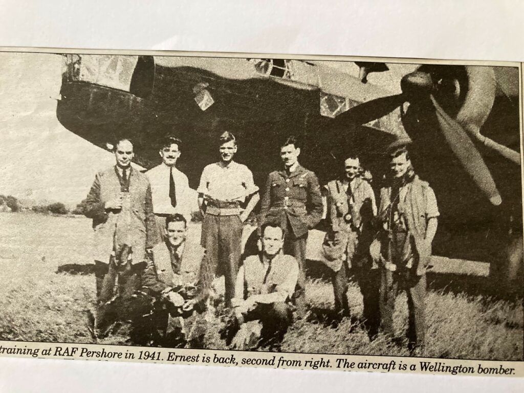 Black and white photo of an aircrew in front of a WW2 aircraft