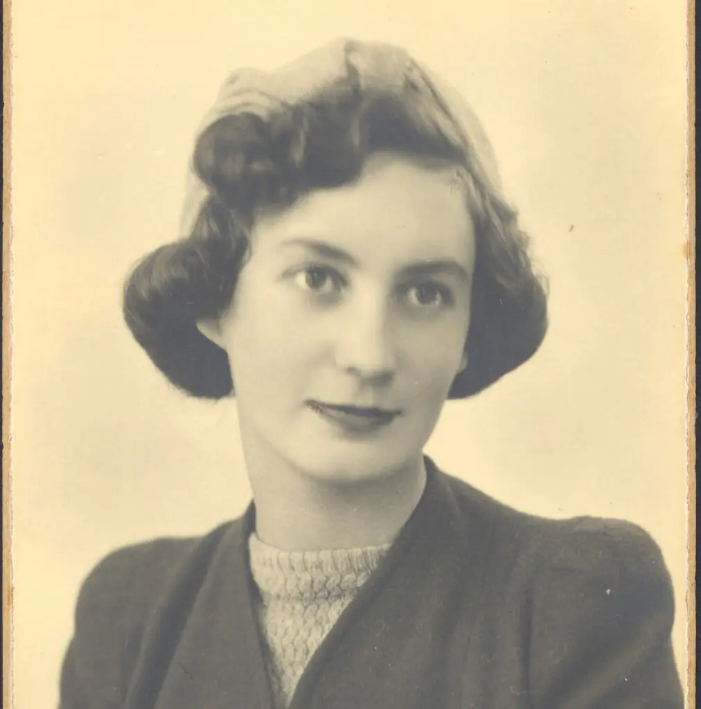 Women in war - Muriel Blake - black and white portrait image